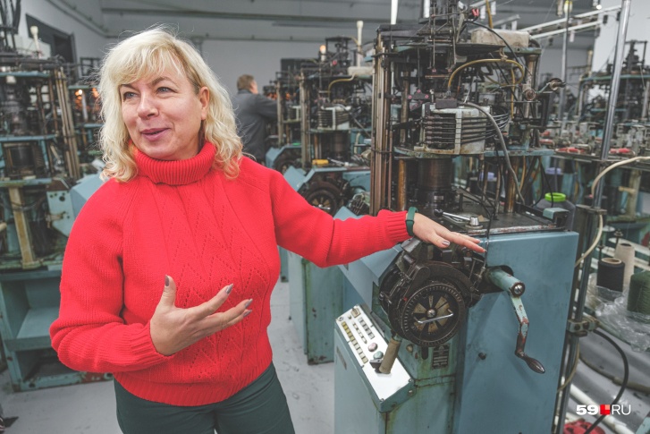Главный технолог Елена Каменских работает на фабрике около тридцати лет. Сейчас именно она руководит настройкой оборудования и следит, чтобы плотность вязки была нормативной