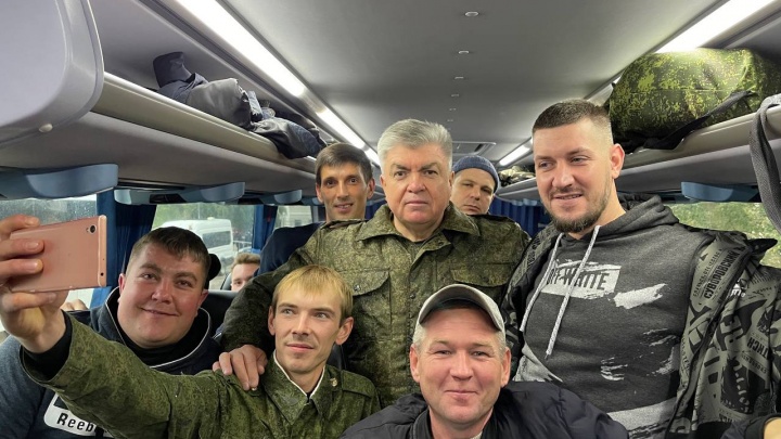 «Вернитесь домой живыми»: смотрим, как мэр Челнов лично провожает мобилизованных в Казань