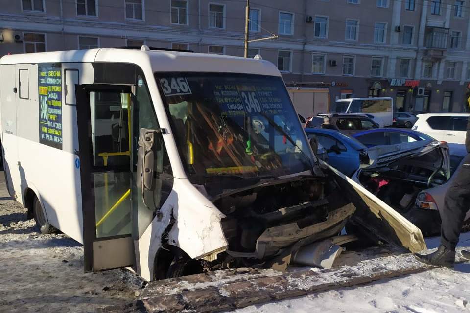 На Маркса в Омске столкнулись маршрутка и пять автомобилей
