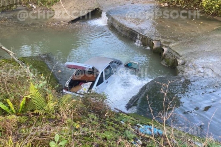 Водитель не справился с управлением и автомобиль рухнул в реку Водитель не справился с управлением и автомобиль рухнул в реку