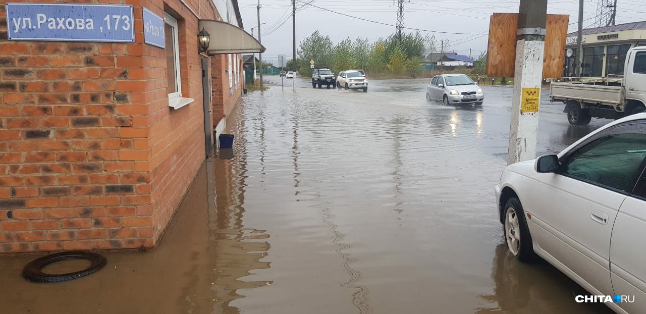 Улицу и СТО затопило после дождей в Чите