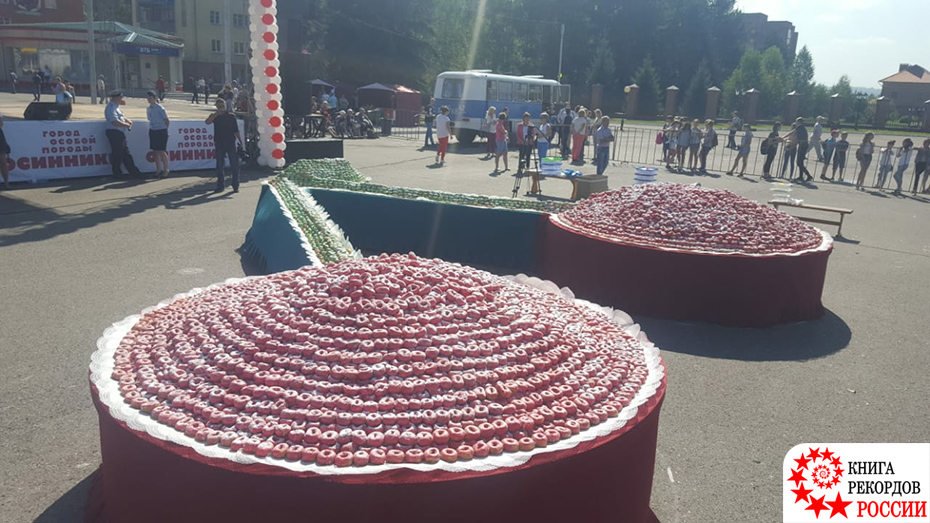 При выпечке пончиков осинниковские кондитеры использовали 700 килограммов специальной смеси, 400 — масла и 200 — глазури При выпечке пончиков осинниковские кондитеры использовали 700 килограммов специальной смеси, 400 — масла и 200 — глазури