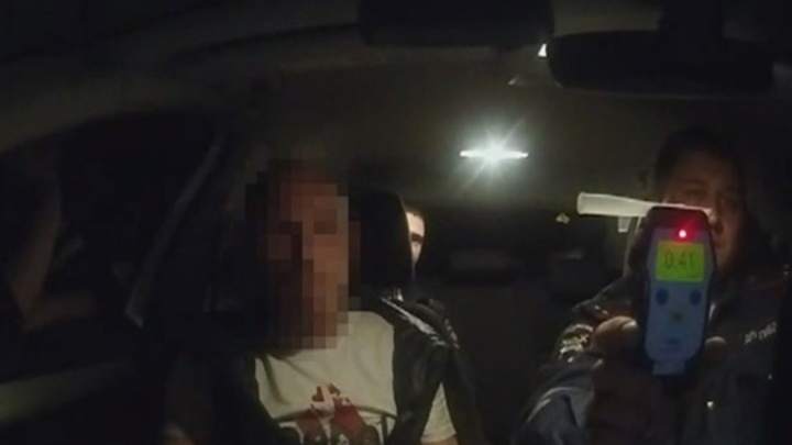 Полицейским пришлось стрелять по колесам, чтобы остановить пьяного лихача на «Мерседесе»