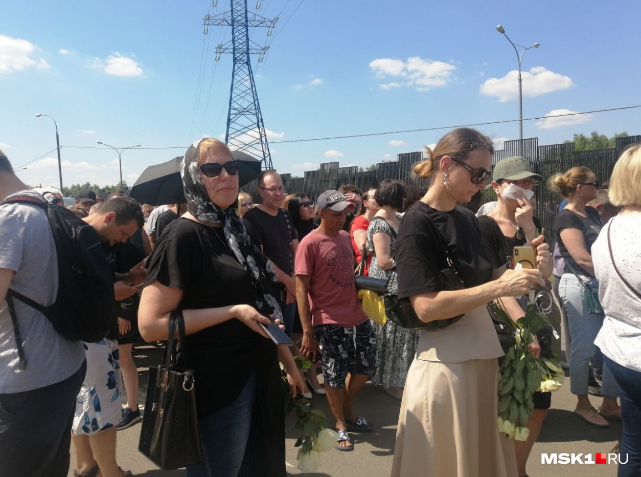 Похороны навального вдова. В Москве простились с Шатуновым. Прощание картинки. Вдова Шатунова на прощание.