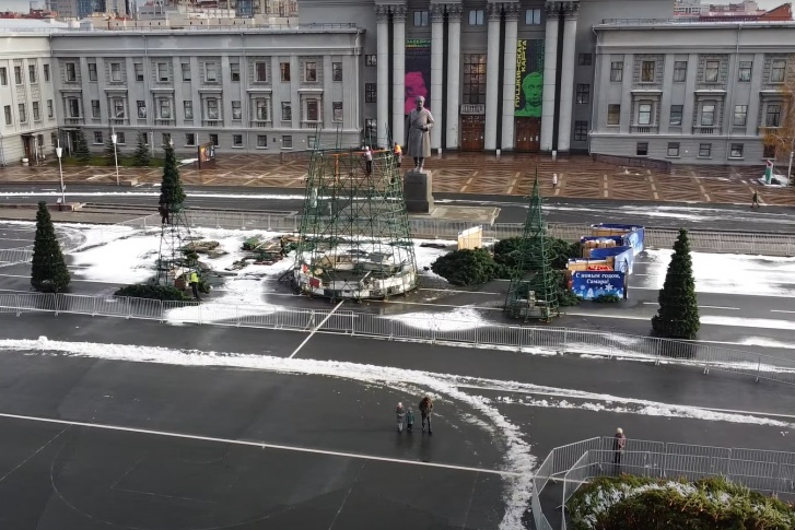 Высота главной елки — 25 метров Высота главной елки — 25 метров