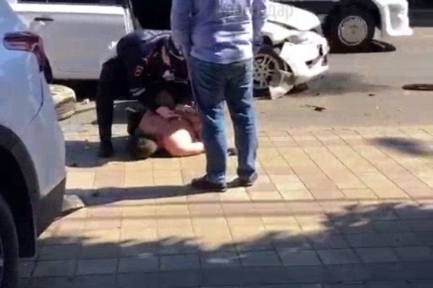 В Краснодаре на улице Ставропольской во время полицейской погони нарушитель врезался в другую машину