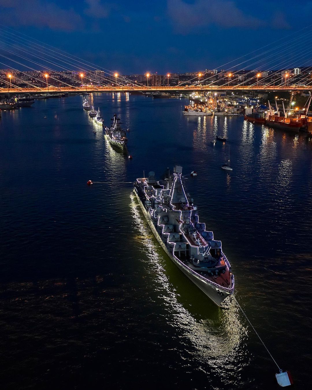 Владивосток — база Тихоокеанского флота. На фото — нарядные корабли в день ВМФ