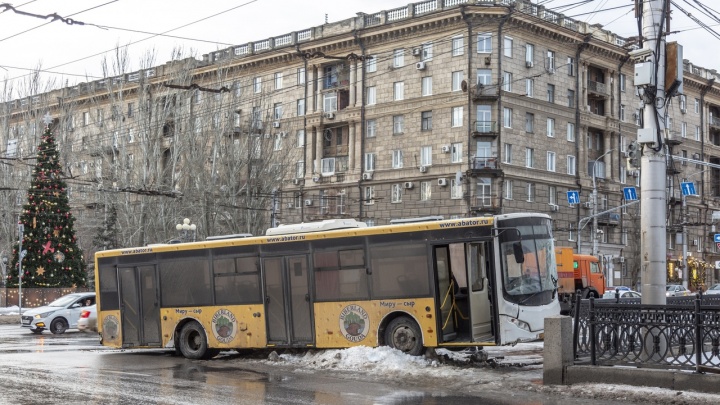 И уехал спокойно на красный: появилось видео момента аварии с автобусом в центре Волгограда