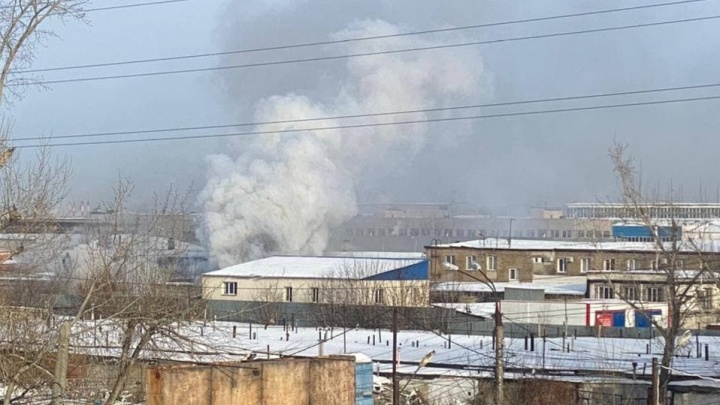В промзоне Челябинска вспыхнул цех по производству матрасов, эвакуированы два десятка человек