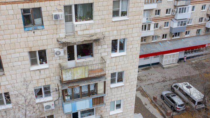 «Он десять лет уже осыпается»: в Волгограде не могут решить, кто будет чинить рухнувший балкон
