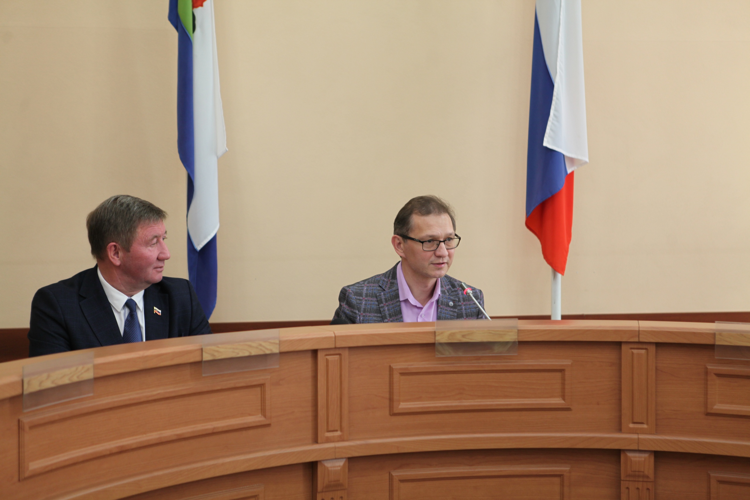 Первый заммэра Иркутска Андрей Южаков (в центре) заработал 24,7 миллиона рублей