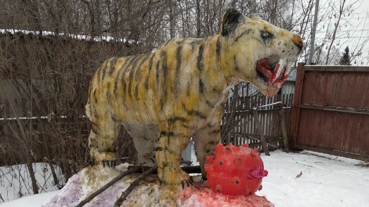Тюменец каждый год создает у дома снежную фигуру. В этот раз он сделал тигра, побеждающего ковид