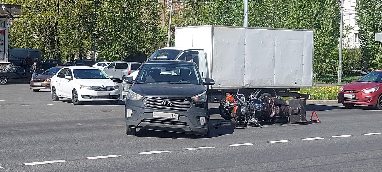 Три мото-ДТП за утро произошли в Петербурге. С Краснопутиловской байкера увезли в больницу