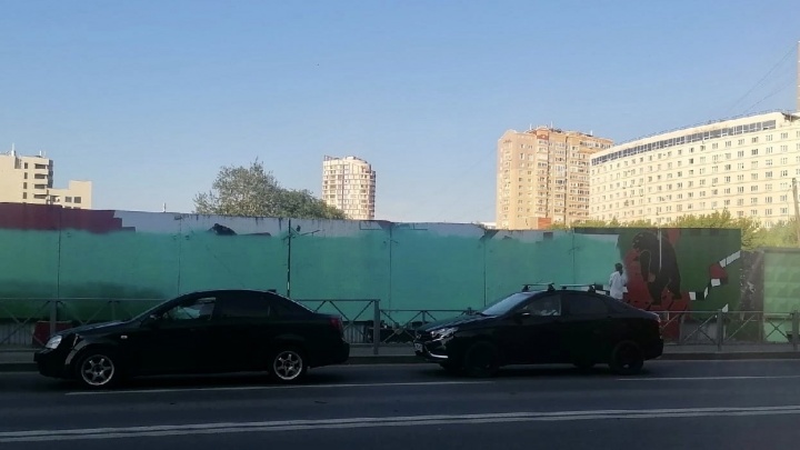 Фотофакт: в Перми закрашивают забор с рисунками Михаила Павлюкевича и Ольги Субботиной