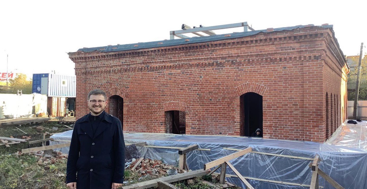 Сергей Вобликов у ремонтируемой электростанции Сергей Вобликов у ремонтируемой электростанции