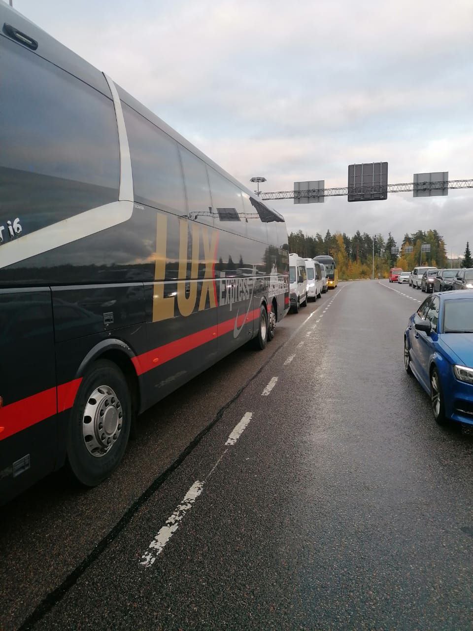 На границе с Финляндией возникла многочасовая пробка из автобусов. Рейс LuxExpress задерживается на семь часов