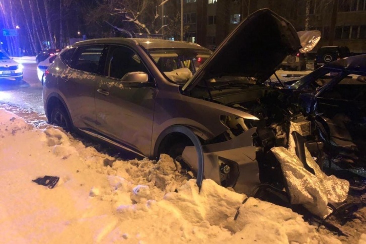 Участниками ДТП стали три автомобиля Участниками ДТП стали три автомобиля