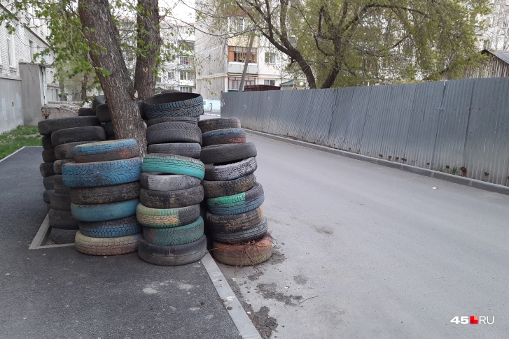 Во многих дворах Кургана сейчас можно наблюдать вот такую картину Во многих дворах Кургана сейчас можно наблюдать вот такую картину
