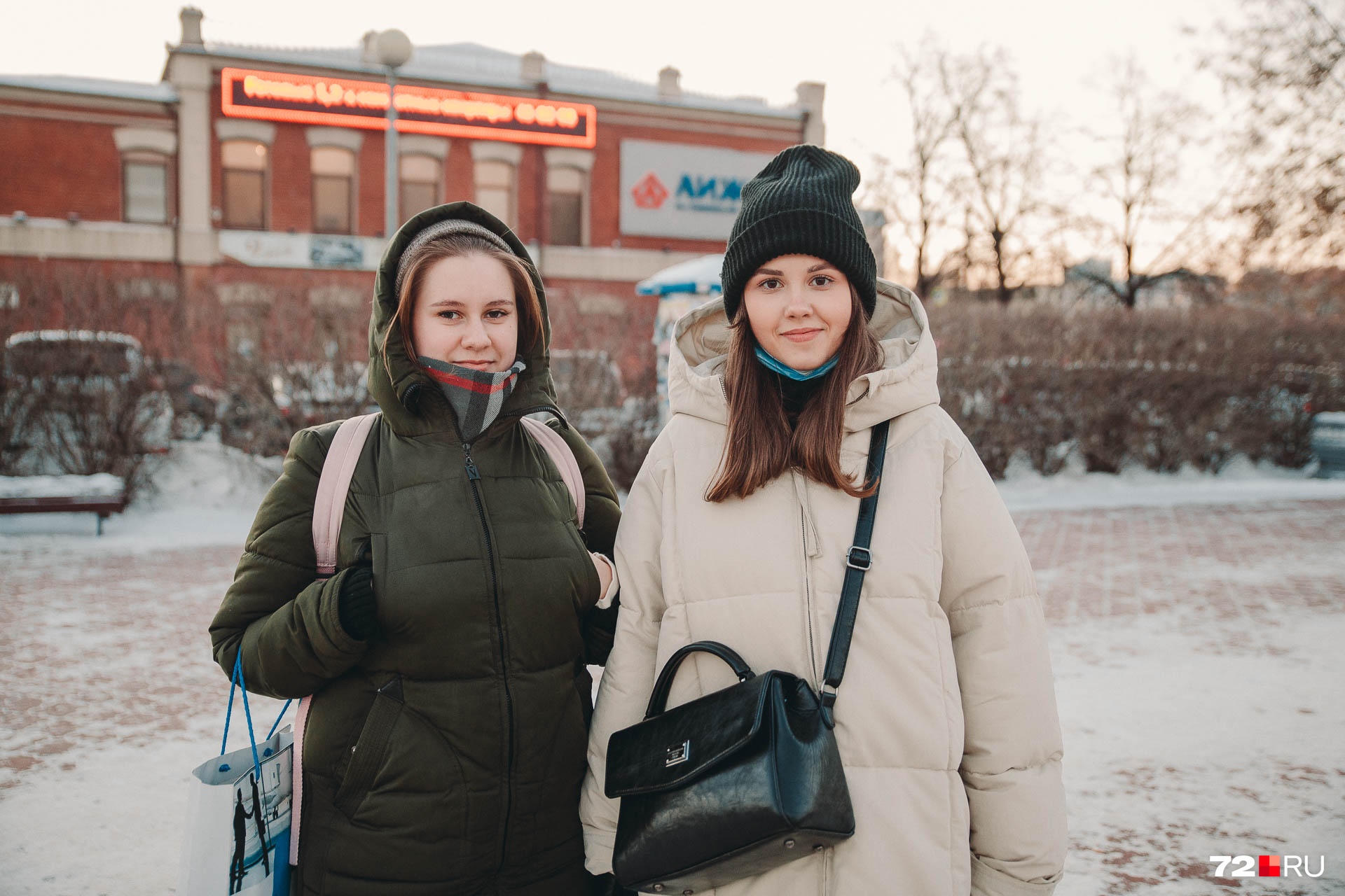 Девушки считают, что можно комфортно жить и на весьма скромную сумму, а кому-то не хватает на всё необходимое и весьма достойной зарплаты Девушки считают, что можно комфортно жить и на весьма скромную сумму, а кому-то не хватает на всё необходимое и весьма достойной зарплаты