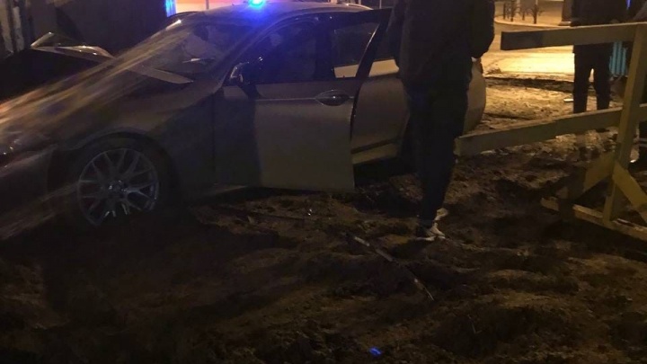 В Тюмени водитель Lada столкнулся с BMW — иномарка вылетела на стройку ТюмГУ