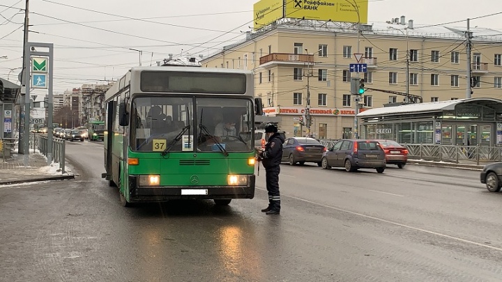 В общественном транспорте Екатеринбурга устроили облаву на безмасочников