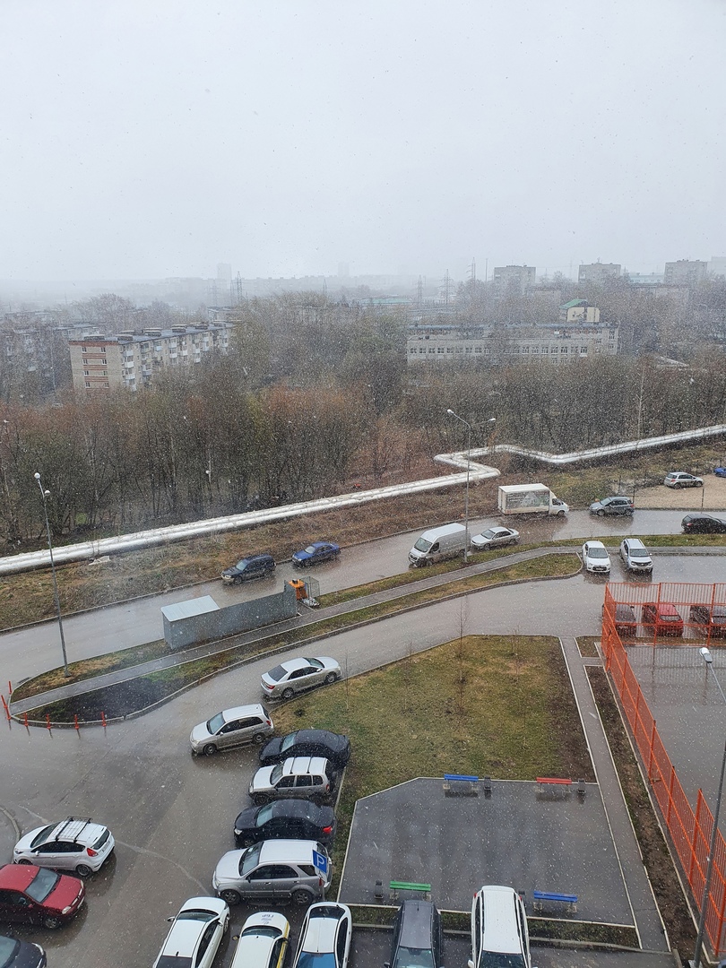 Кажется, вдалеке немного видно снежинки Кажется, вдалеке немного видно снежинки