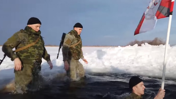 В форме и с оружием: курсанты ТВВИКУ устроили массовый заплыв в ледяной воде — зачем