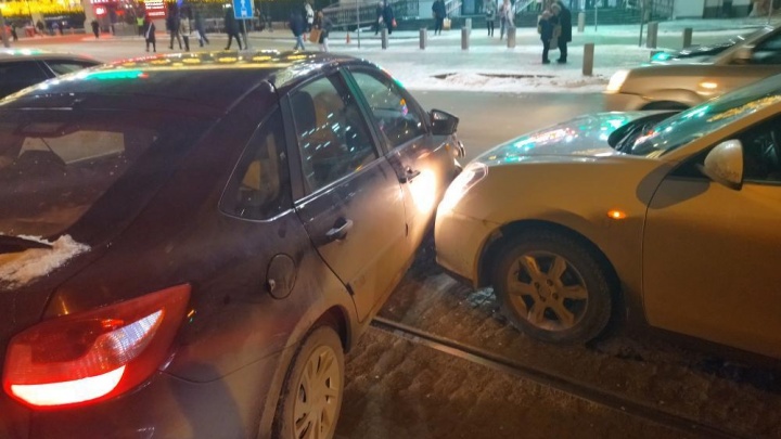 В Екатеринбурге ищут свидетелей ДТП напротив «Гринвича», в котором пострадала женщина