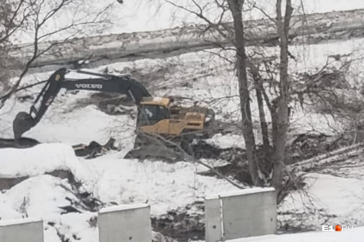 Экскаватор расчищает площадку Экскаватор расчищает площадку
