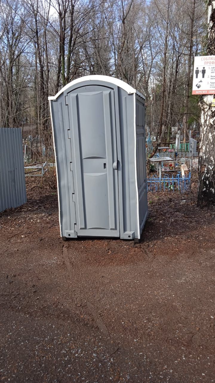Такие туалеты установлены на кладбище