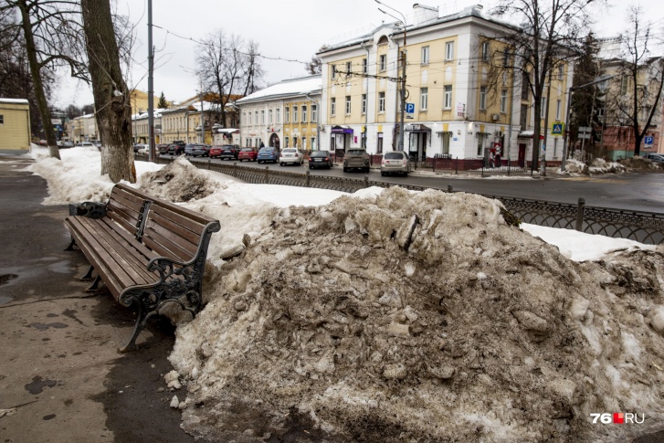 Ярославцы надеялись, что горы снега с тротуаров вывезут