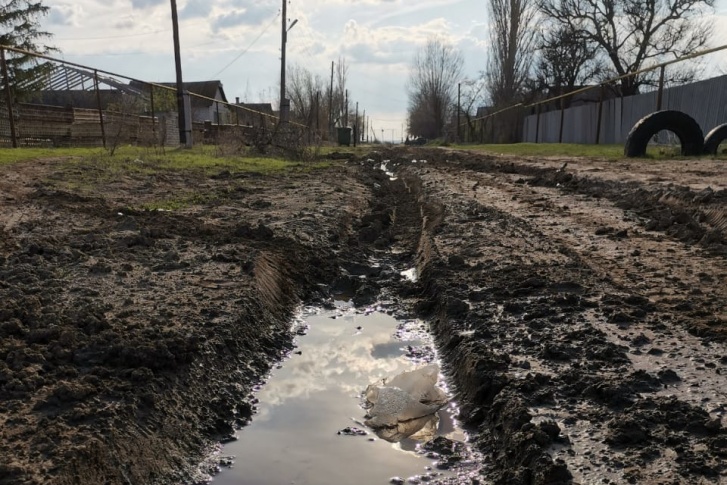 Время от времени дорога превращается в непроходимое месиво из глины Время от времени дорога превращается в непроходимое месиво из глины