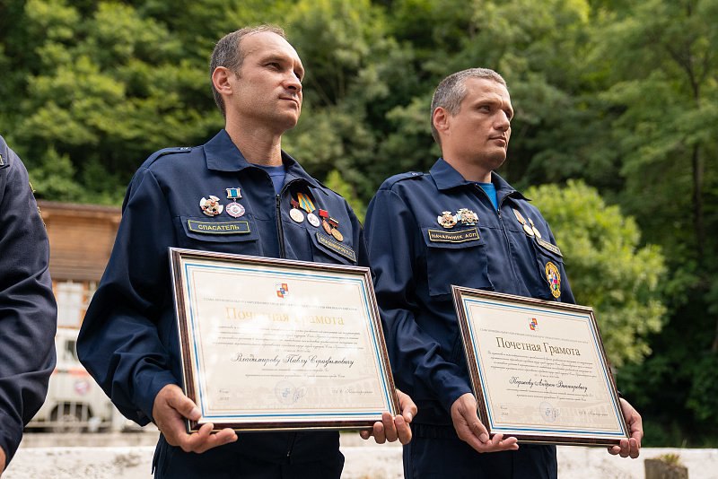 Профессиональные спасатели тоже получили почетные грамоты за смелость и профессионализм