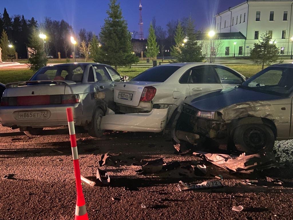 Разбитые автомобили, которым, очевидно, потребуется ремонт Разбитые автомобили, которым, очевидно, потребуется ремонт