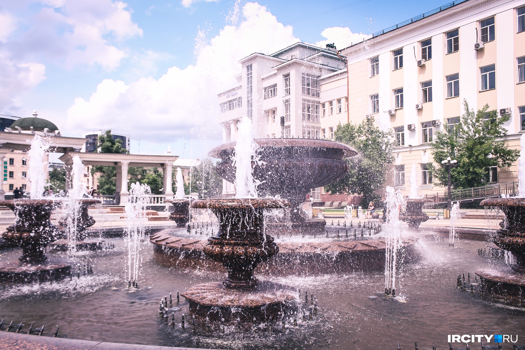 Музыкальный фонтан на фоне исторического здания «Забайкаллеса» на Театральной площади 