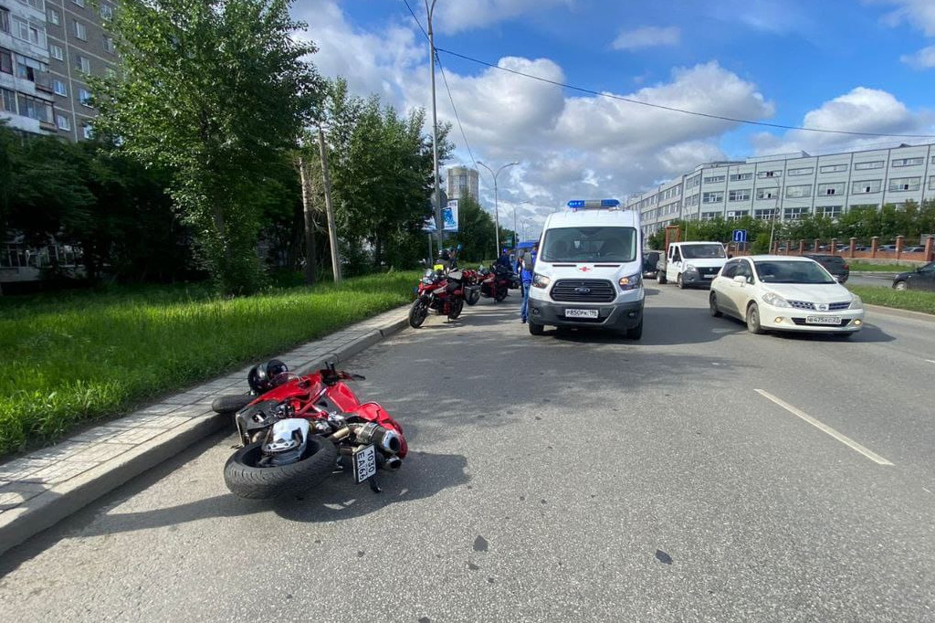 «На дороге лежит красный Ducati». В Екатеринбурге мотоциклист врезался в столб и получил серьезные травмы