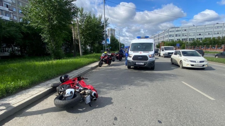«На дороге лежит красный Ducati». В Екатеринбурге мотоциклист врезался в столб и получил серьезные травмы