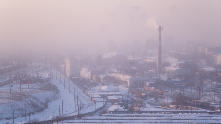 Челябинск заволокло мутной пеленой, в воздухе пахнет гарью