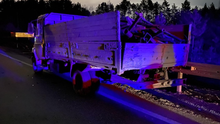 Под Тюменью легковушка врезалась в грузовик — пассажирка скончалась на месте