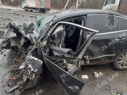 Водитель погиб на месте: в Ярославской области столкнулись грузовик и легковушка