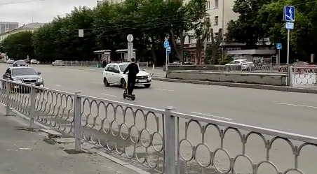 Наглый самокатчик в центре Екатеринбурга проехал прямо по встречке. Прохожие сняли его на видео