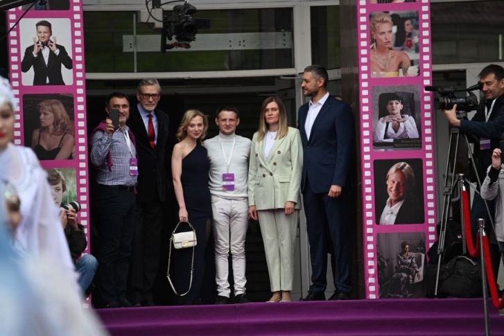 Губернатор Александр Осипов с супругой встречают гостей Забайкальского кинофестиваля перед торжественной церемонией закрытия
