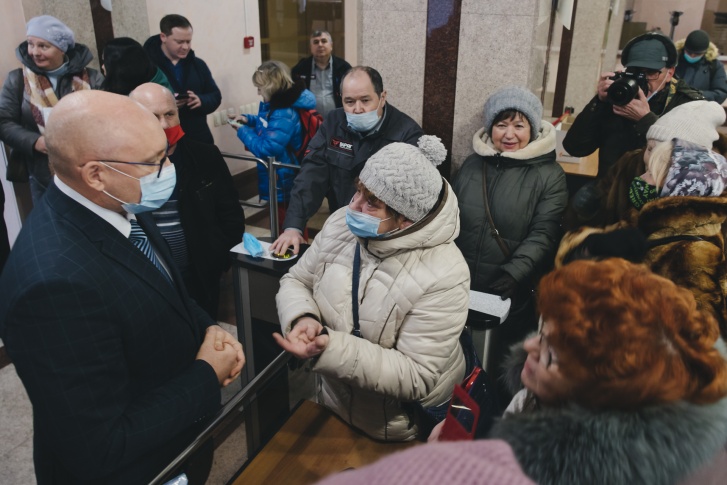 Активисты попытались прорваться на заседание Заксобрания и даже требовали отставки нового спикера Активисты попытались прорваться на заседание Заксобрания и даже требовали отставки нового спикера