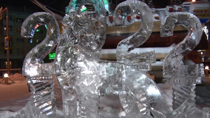 «Получился веселый, нековидный»: в Архангельске установили символ года — ледяного тигра