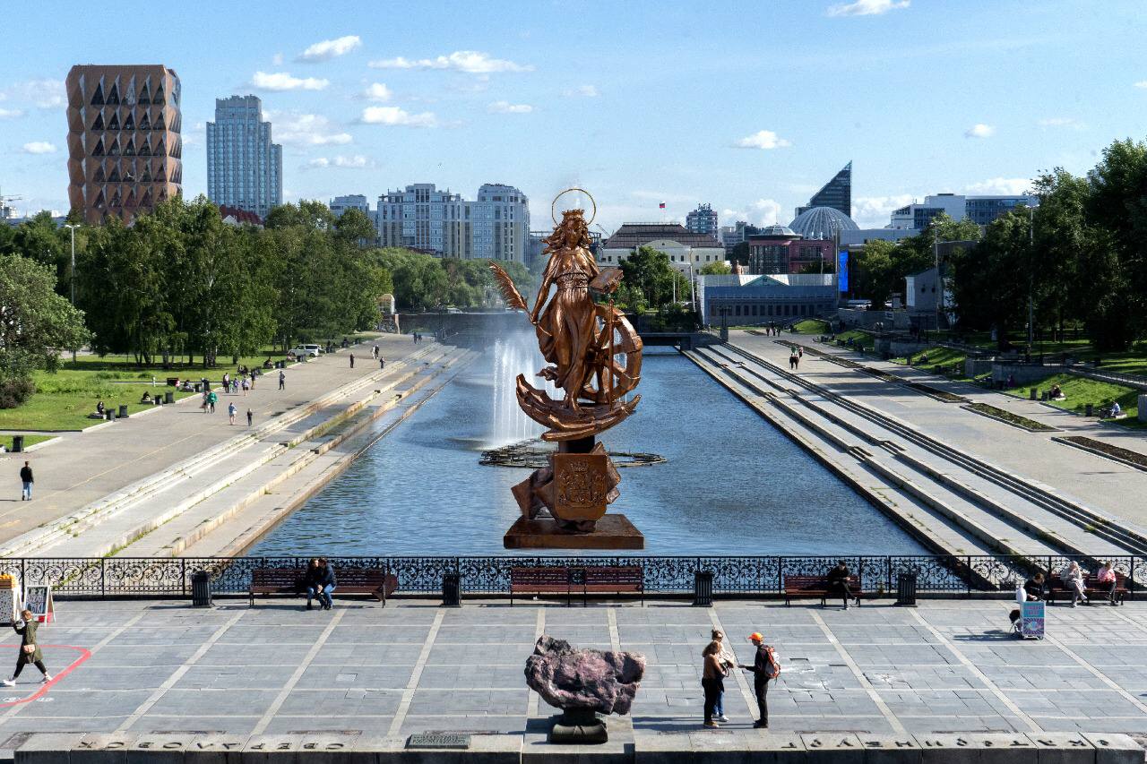 Депутат предложил воткнуть посреди Екатеринбурга памятник в виде гигантской женщины с колесом