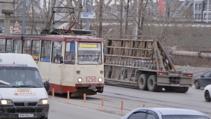 Установленные вдоль трамвайных путей столбики усугубили пробки на въезде в Ленинский район