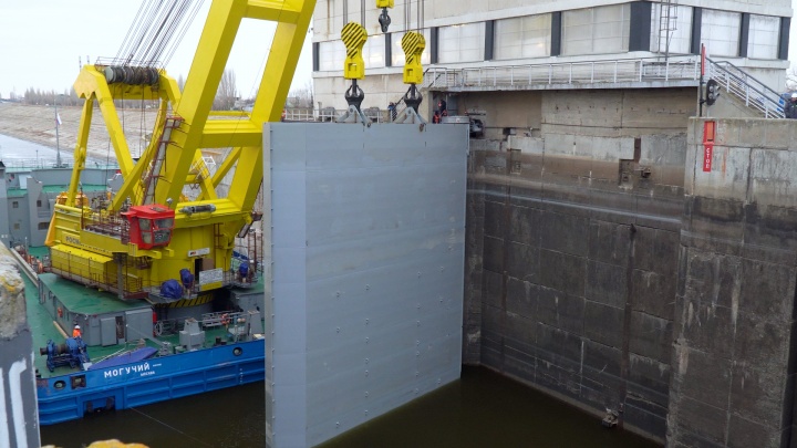 «Такого не было ни в СССР, ни в России»: в Волгограде меняют многотонные ворота шлюза Волжской ГЭС