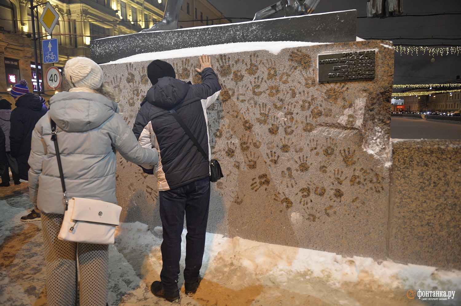 Последние часы декабря. Безобразие в декабре в Петербурге. Фонтанка - голубь бок Андрей. Петербург гулять. Фото людей в Питере.