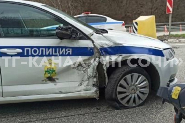 Удар пришелся в правый бок служебному автомобилю полицейского Удар пришелся в правый бок служебному автомобилю полицейского