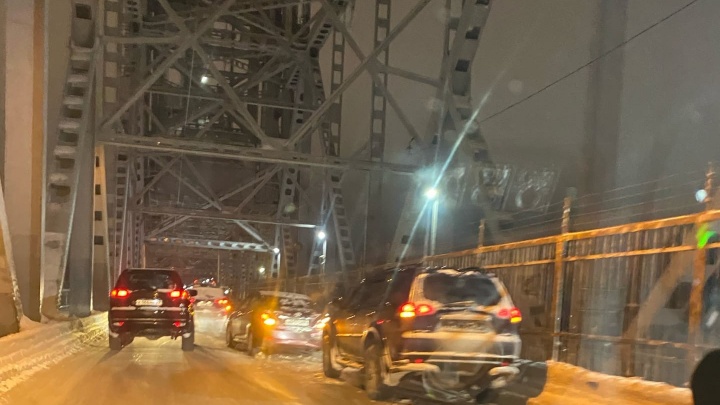 На Северодвинском мосту образовалась пробка из-за аварии